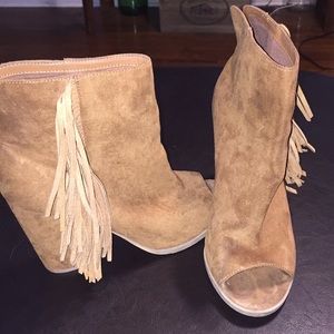 DV heeled booties